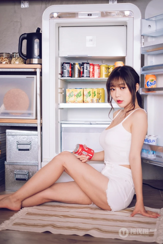 气质匀称微胖女生紧身肩带衣短裤一展完美上围，蛮腰，线条感高清写真集
