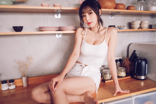 气质匀称微胖女生紧身肩带衣短裤一展完美上围，蛮腰，线条感高清写真集
