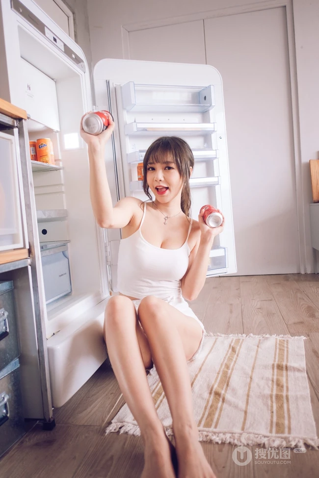 气质匀称微胖女生紧身肩带衣短裤一展完美上围，蛮腰，线条感高清写真集