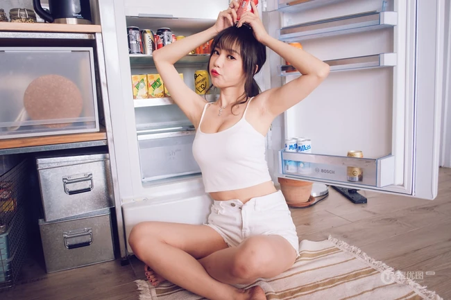 气质匀称微胖女生紧身肩带衣短裤一展完美上围，蛮腰，线条感高清写真集