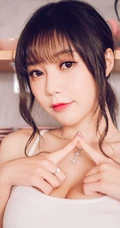 气质匀称微胖女生紧身肩带衣短裤一展完美上围，蛮腰，线条感高清写真集
