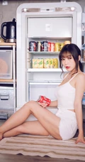 气质匀称微胖女生紧身肩带衣短裤一展完美上围，蛮腰，线条感高清写真集