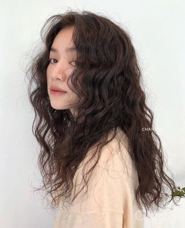 18个漂亮小姐姐大波浪卷长发发型，洋气，百搭有气质的长卷发女生图片 第9张