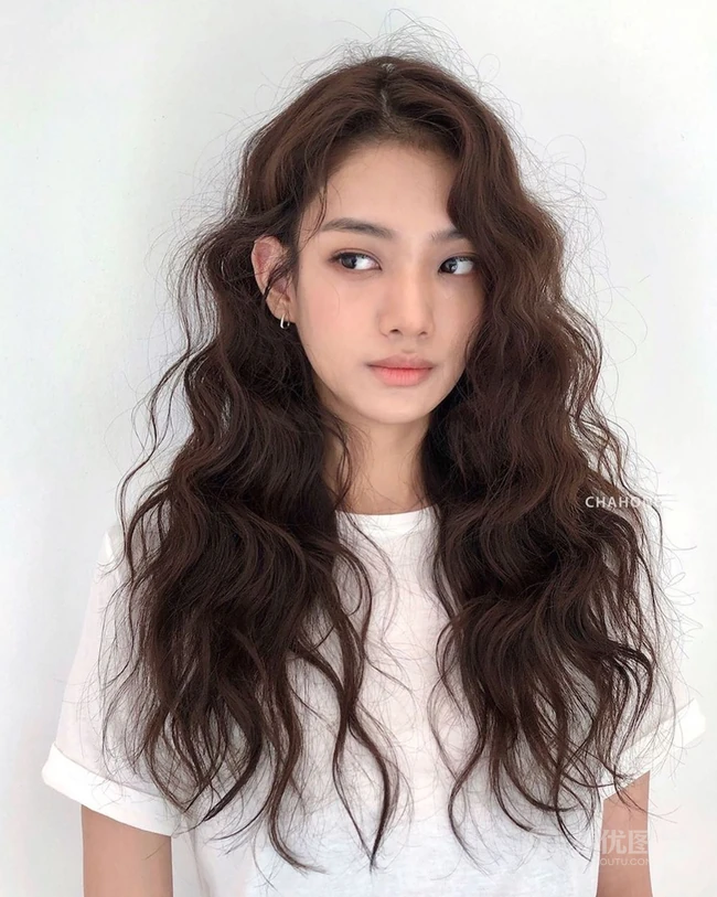 18个漂亮小姐姐大波浪卷长发发型，洋气，百搭有气质的长卷发女生图片 第7张