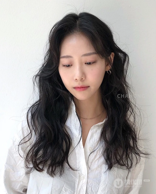 18个漂亮小姐姐大波浪卷长发发型，洋气，百搭有气质的长卷发女生图片 第16张