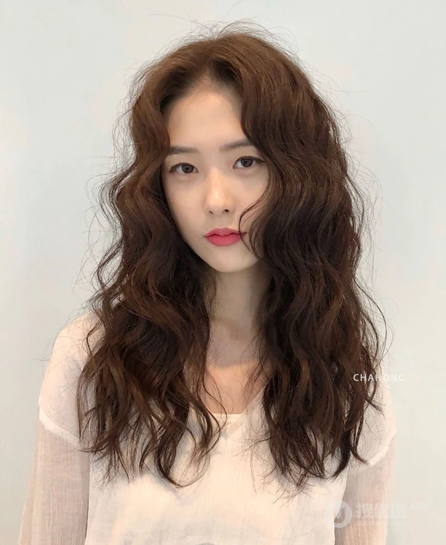 18个漂亮小姐姐大波浪卷长发发型，洋气，百搭有气质的长卷发女生图片 第18张
