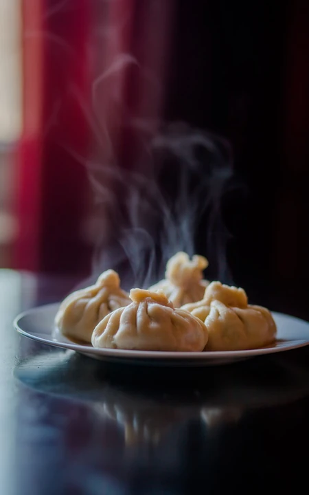 热气腾腾，刚出锅的中国传统食物包子图片大图