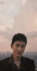 黄晓明楼房天台若有所思意境写真，各个角度中的黄晓明帅气十足