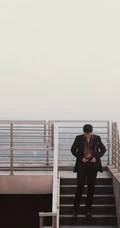 黄晓明楼房天台若有所思意境写真，各个角度中的黄晓明帅气十足