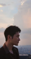 黄晓明楼房天台若有所思意境写真，各个角度中的黄晓明帅气十足