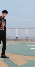 黄晓明楼房天台若有所思意境写真，各个角度中的黄晓明帅气十足