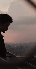 黄晓明楼房天台若有所思意境写真，各个角度中的黄晓明帅气十足