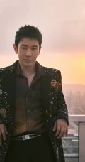 黄晓明楼房天台若有所思意境写真，各个角度中的黄晓明帅气十足