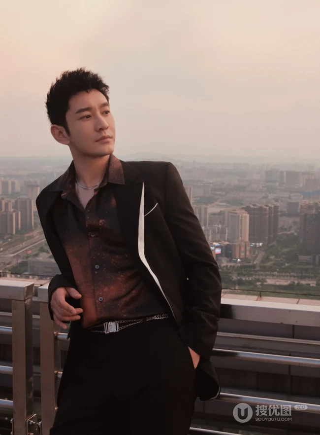 黄晓明楼房天台若有所思意境写真，各个角度中的黄晓明帅气十足