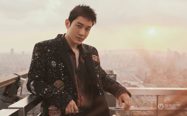黄晓明楼房天台若有所思意境写真，各个角度中的黄晓明帅气十足