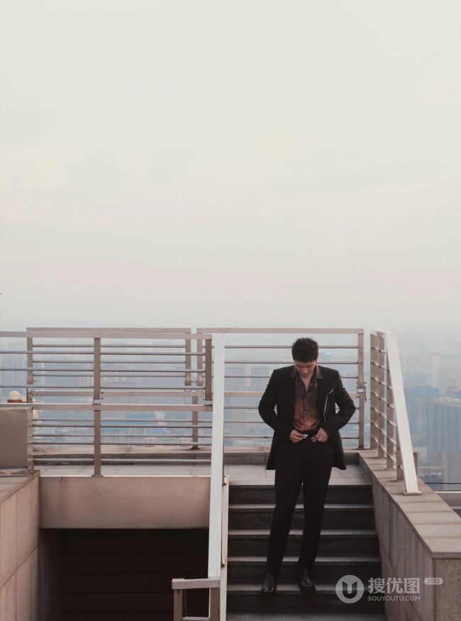 黄晓明楼房天台若有所思意境写真，各个角度中的黄晓明帅气十足