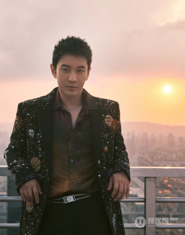 黄晓明楼房天台若有所思意境写真，各个角度中的黄晓明帅气十足
