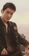 黄晓明楼房天台若有所思意境写真，各个角度中的黄晓明帅气十足