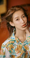 苏青长发飘飘气质写真，名族风印花贴身长裙着身，清新出尘又动人