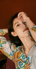 苏青长发飘飘气质写真，名族风印花贴身长裙着身，清新出尘又动人