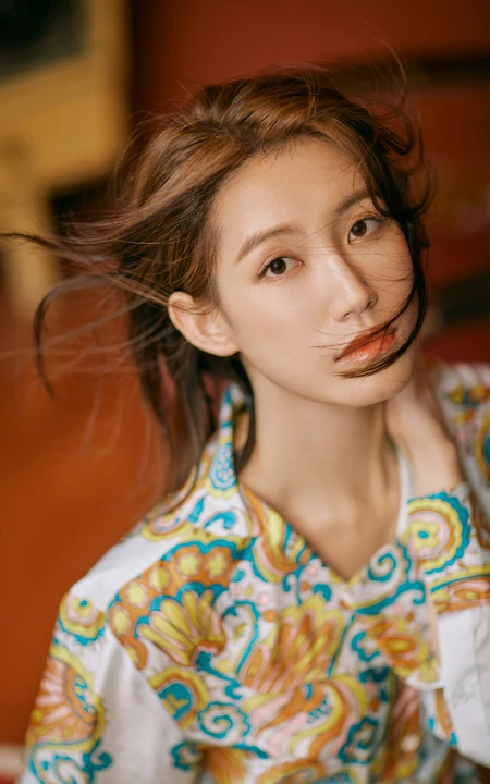 苏青长发飘飘气质写真，名族风印花贴身长裙着身，清新出尘又动人