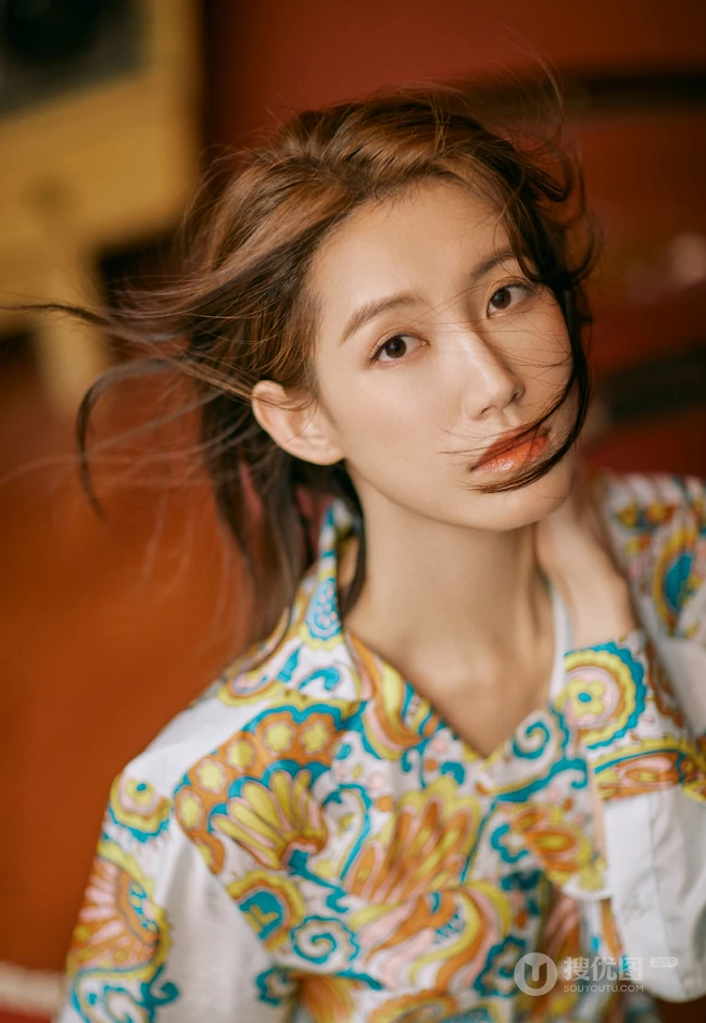 苏青长发飘飘气质写真，名族风印花贴身长裙着身，清新出尘又动人