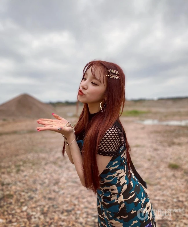 宋雨琦迷彩裙、长筒袜、小白鞋郊外碎石地可爱写真照