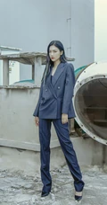 高挑身材女生轻熟曾可妮楼房天台高冷酷美写真照