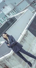 高挑身材女生轻熟曾可妮楼房天台高冷酷美写真照
