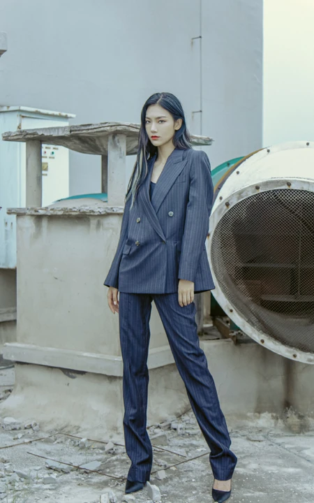 高挑身材女生轻熟曾可妮楼房天台高冷酷美写真照
