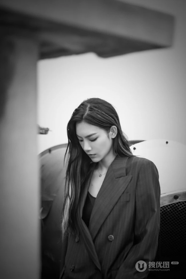 高挑身材女生轻熟曾可妮楼房天台高冷酷美写真照