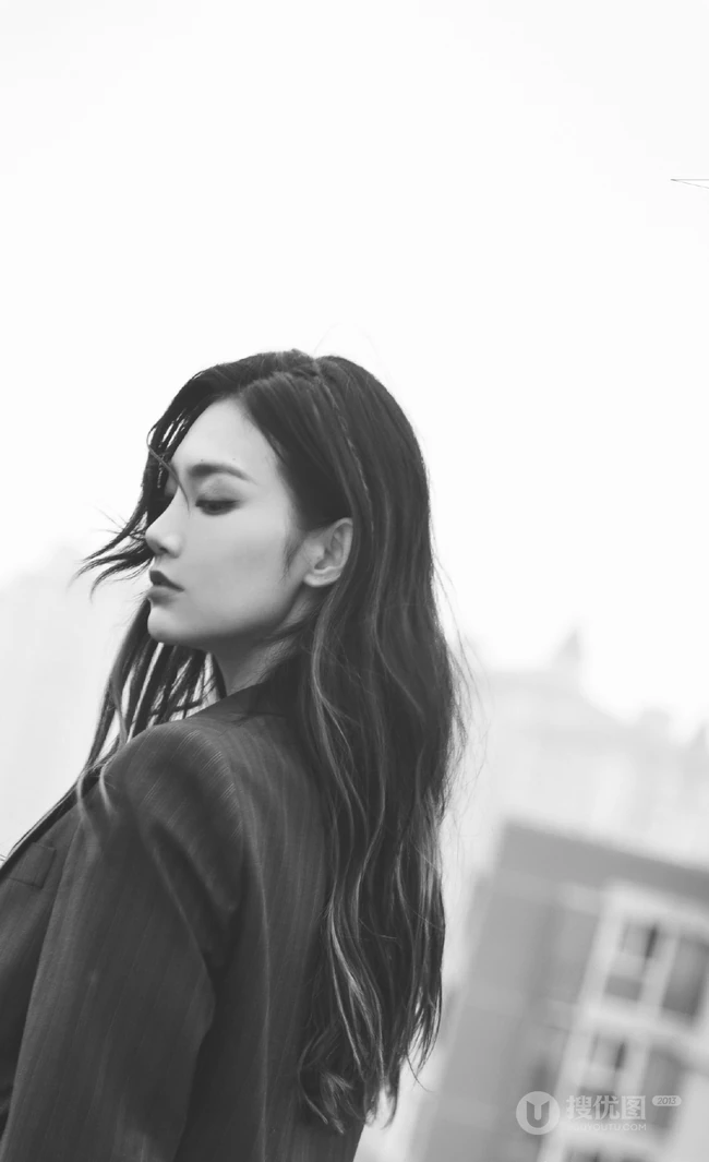 高挑身材女生轻熟曾可妮楼房天台高冷酷美写真照