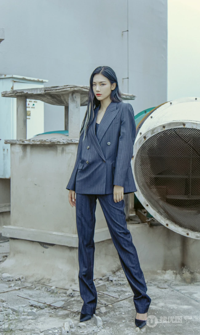 高挑身材女生轻熟曾可妮楼房天台高冷酷美写真照