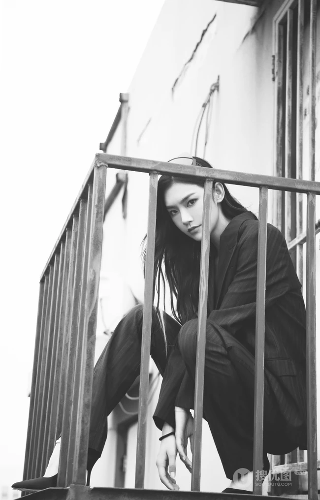 高挑身材女生轻熟曾可妮楼房天台高冷酷美写真照