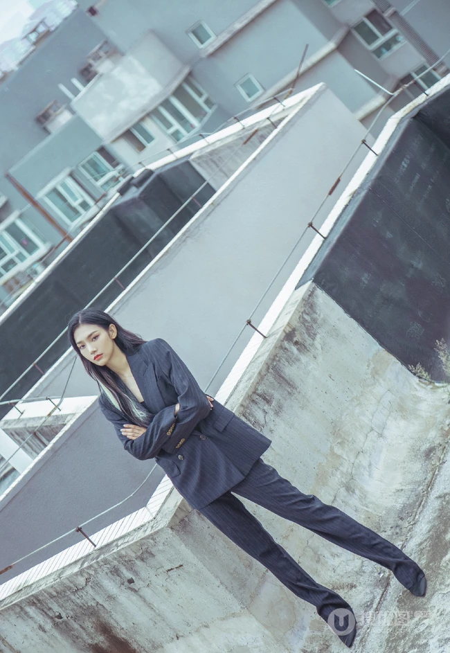 高挑身材女生轻熟曾可妮楼房天台高冷酷美写真照