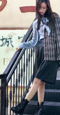 金晨时尚优雅街拍写真，多套裙装服饰着身魅力十足