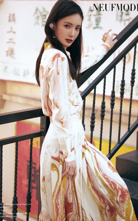 金晨时尚优雅街拍写真，多套裙装服饰着身魅力十足