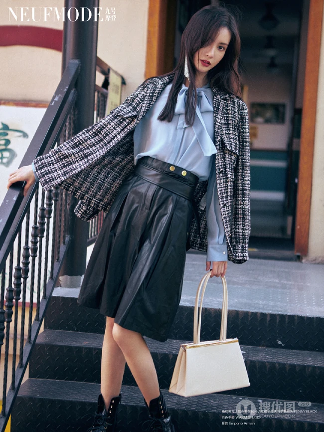 金晨时尚优雅街拍写真，多套裙装服饰着身魅力十足