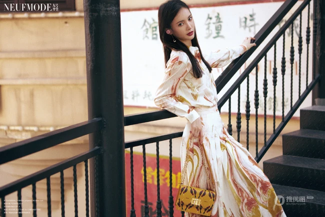 金晨时尚优雅街拍写真，多套裙装服饰着身魅力十足