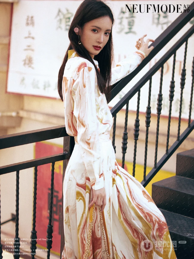 金晨时尚优雅街拍写真，多套裙装服饰着身魅力十足