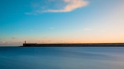 静静的海面，震撼的海岸线日出风景桌面壁纸
