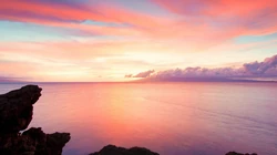 静静的海面，震撼的海岸线日出风景桌面壁纸