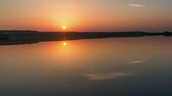 静静的海面，震撼的海岸线日出风景桌面壁纸