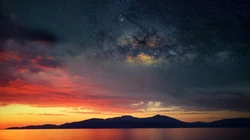静静的海面，震撼的海岸线日出风景桌面壁纸