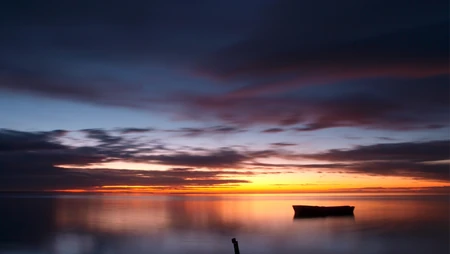 静静的海面，震撼的海岸线日出风景桌面壁纸
