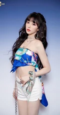 THE9女生成员孔雪儿气质礼裙衣短裤动人写真