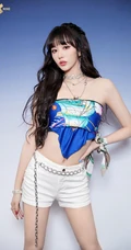 THE9女生成员孔雪儿气质礼裙衣短裤动人写真