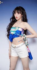 THE9女生成员孔雪儿气质礼裙衣短裤动人写真