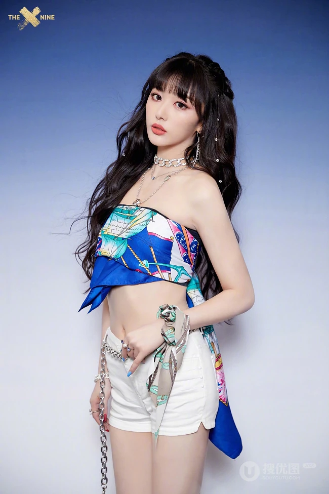 THE9女生成员孔雪儿气质礼裙衣短裤动人写真