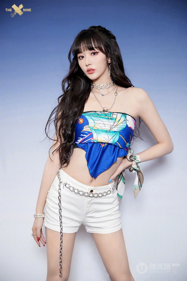THE9女生成员孔雪儿气质礼裙衣短裤动人写真